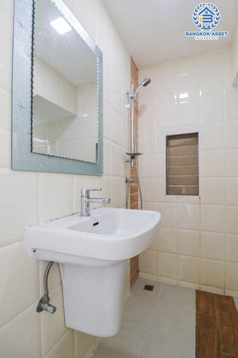 ทาวน์เฮ้าส์มือสอง โครงการ โกลเด้นซิตี้ ปิ่นเกล้า-จรัญสนิทวงศ์ เนื้อที่ 18.50 ตร.ว. ฟังก์ชัน 3 ห้องนอน 2 ห้องน้ำ 1 ที่จอดรถ บ้านสภาพสวย พร้อมเข้าอยู่ ทำเลดีเชื่อมต่อถ.บางกรวย-ไทรน้อย, ราชพฤกษ์, นครอินทร์ ใกล้รถไฟฟ้าสายสีแดงอ่อน "สถานีบางบำหรุ" สายสีน้ำเงิน "สถานีบางอ้อ" และใกล้จุดขึ้นทางด่วน "ศรีรัช"